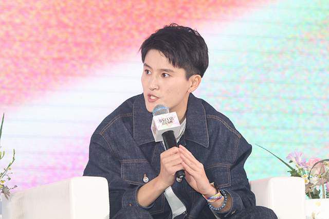 2023年夏窗，巴黎激活哈维-西蒙斯400万欧的回购条款签下球员（彼时身价4000万欧），由于队内位置紧张，随即将其外租至莱比锡，本赛季哈维-西蒙斯各项赛事出战25场，贡献6球9助。